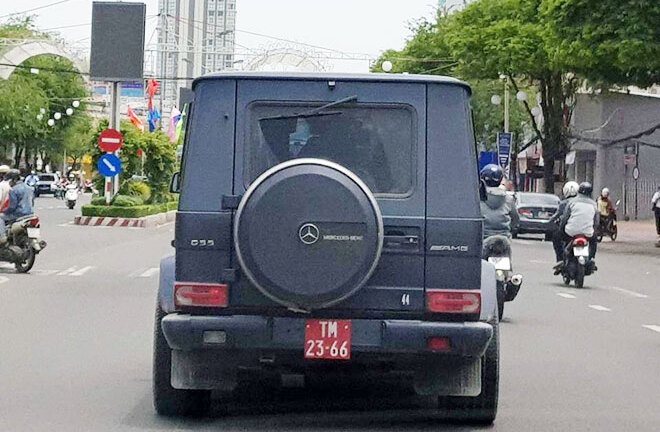 Tiết lộ danh tính tài xế lái xe Mercedes-Benz G55 gắn biển đỏ giả