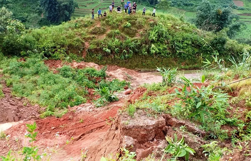 Lào Cai: Sạt lở đất, 2 bà cháu đang đi xe máy tử vong