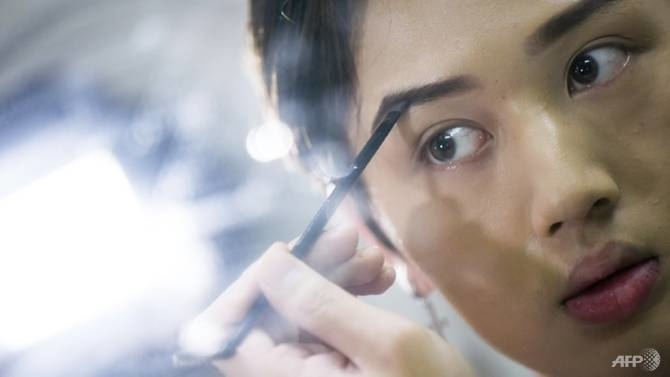 Đàn ông Trung Quốc đua nhau “tô son trát phấn” khiến thị trường mỹ phẩm tăng trưởng mạnh