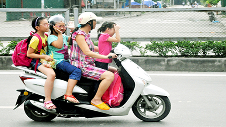 Clip: Xe máy chở quá số người quy định bị xử phạt như thế nào?