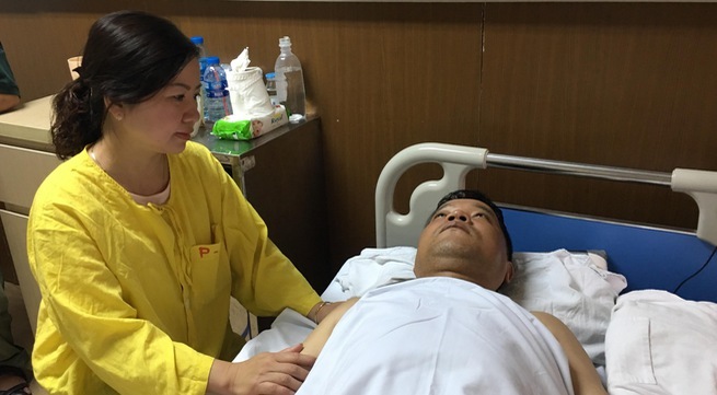Chiến sĩ cảnh sát cơ động bị thiếu nữ đâm gãy chân đã được phẫu thuật