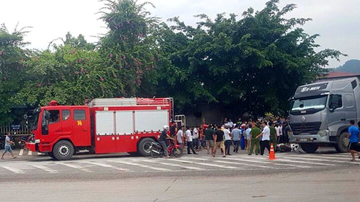 Cô gái bị cuốn vào gầm xe đầu kéo, tử vong tại chỗ