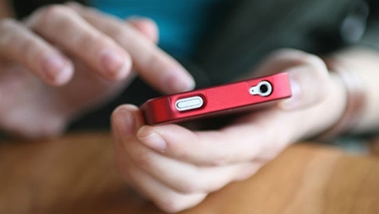 Đức: Cảnh báo tình trạng con đuối nước vì cha mẹ mải smartphone