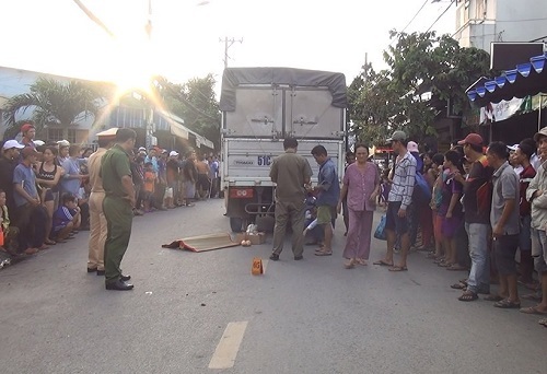 Tuột khỏi tay mẹ sau va chạm, bé 2 tuổi tử vong thương tâm