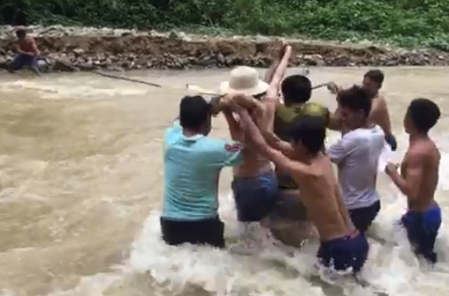 Nghệ An: Hơn 300 người bị cô lập vì nước lũ