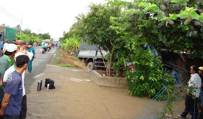 Ba người trong một gia đình thương vong vì xe tải lao vào nhà lúc đang ăn cơm