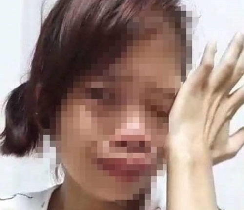 Bị chê ''xấu xúc phạm người nhìn'' mẹ đơn thân bật khóc nức nở khi đang livestream bán hàng online