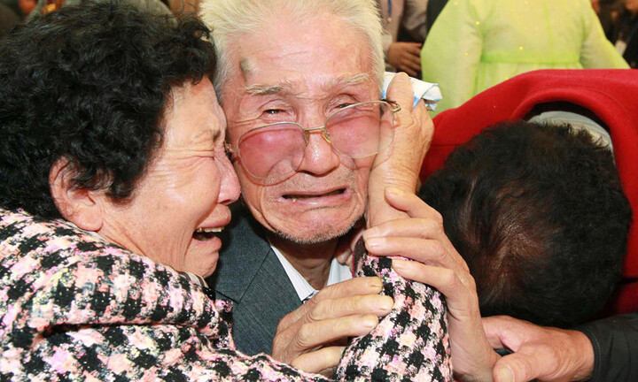 Video: Xúc động giây phút đoàn viên của các gia đình Hàn-Triều sau gần 70 năm xa cách