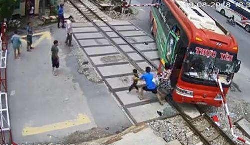 Vụ xe khách lao thẳng vào đường ray khi tàu hỏa đang tới: Tài xế lên tiếng