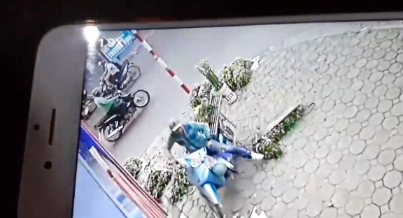 Video: Thanh niên trộm xe máy của cô gái bán hoa nhanh như chớp ở Hà Nội