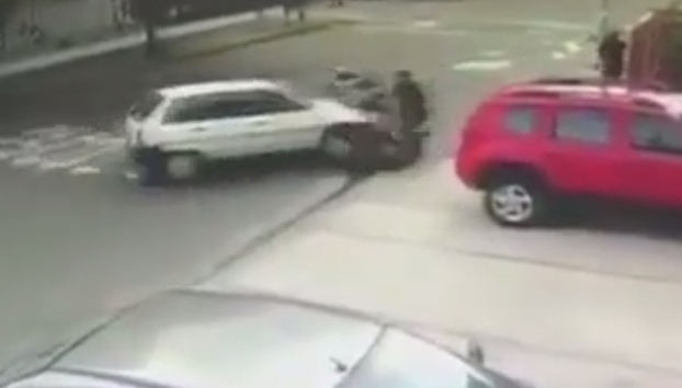 Video: Tài xế ôtô tông tên cướp bay lên vỉa hè, giải cứu người đi đường