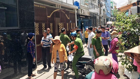 Trọng án Sài Gòn: Trinh sát lao vào khống chế, ngăn cản nghi phạm uống thuốc độc tự tử