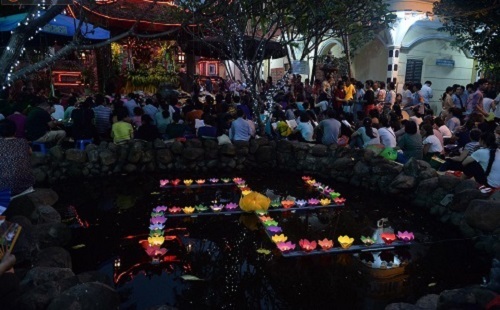 Hà Nội: Hàng nghìn người đội mưa dự lễ Vu lan chùa Phúc Khánh