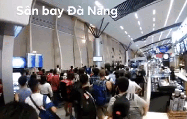 Video: Nín thở chờ tiếng còi kết thúc trận đấu, hành khách ở sân bay Đà Nẵng vỡ òa hạnh phúc