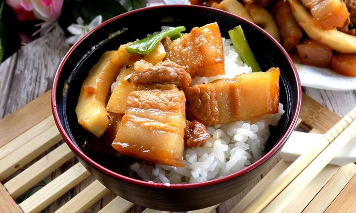 Món ngon mỗi ngày: Trổ tài với món thịt ba chỉ kho dừa ngon xuýt xoa