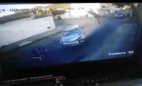 Video: Đi xe đạp qua ngã tư, thanh niên bị ôtô đâm bay lên camera trên cột điện