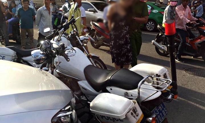 Cảnh sát truy bắt cô gái đang 