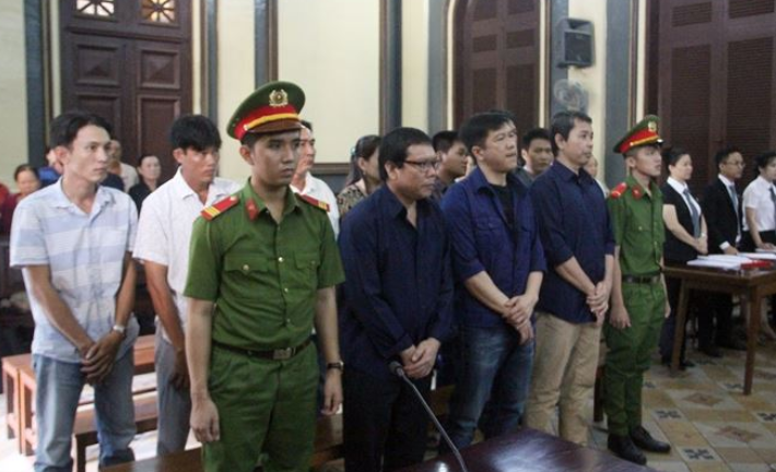 Vụ bán logo “xe vua”: Tiếp tục hoãn xử vì một bị cáo tụt canxi giữa tòa