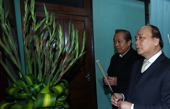 Thủ tướng Nguyễn Xuân Phúc dâng hương, tưởng nhớ Chủ tịch Hồ Chí Minh