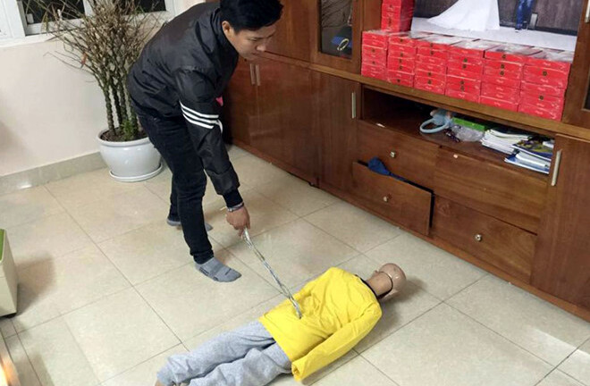 Xét xử người bố cùng mẹ kế bạo hành dã man con trai 10 tuổi rạn xương sườn