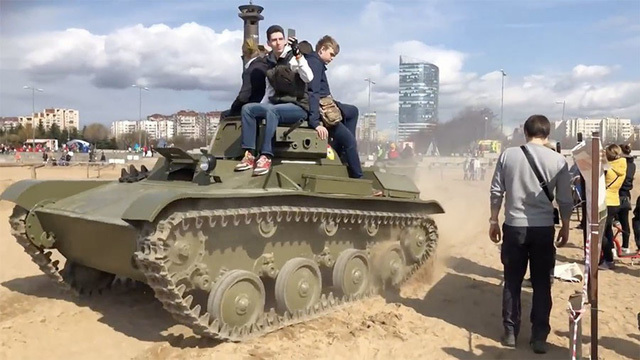 Video: Sống sót thần kỳ khi bị xe tăng nặng 6 tấn chèn qua người