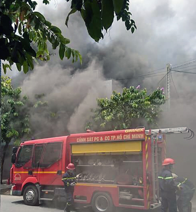 TP.HCM: Quán karaoke bốc cháy ngùn ngụt, nhân viên nháo nhào chạy ra đường