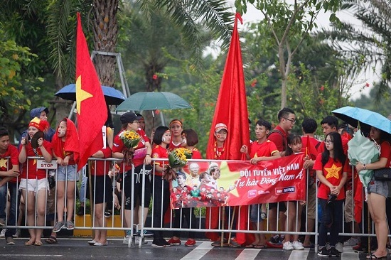 Hàng ngàn cổ động viên nhuộm đỏ sân bay Nội bài chờ đón Olympic Việt Nam