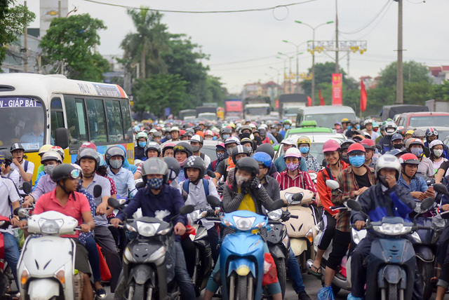 Người dân trở lại Hà Nội sau kỳ nghỉ lễ 2/9, 19h tối cửa ngõ Thủ đô vẫn ùn tắc kéo dài
