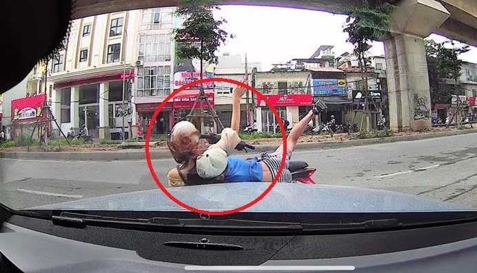 Video: Mẹ đèo con nhỏ đi ngược chiều, tông thẳng vào ô tô