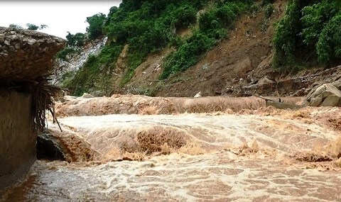 Thanh Hóa: Sau mưa lũ, phát hiện 2 thi thể nam giới đang phân hủy trôi dạt trên sông Mã