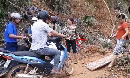 Xôn xao video cả gia đình bắc ván trên đường sạt lở để thu tiền trước mặt công an