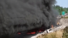 Xe bồn chở dầu tông vào xe con, lao xuống chân cầu nổ như bom