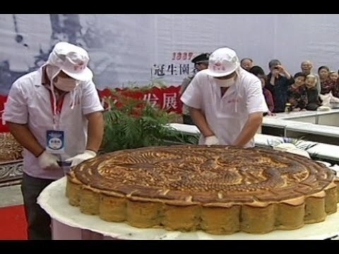 Cận cảnh bánh trung thu khổng lồ có đường kính 1 mét nặng 100kg