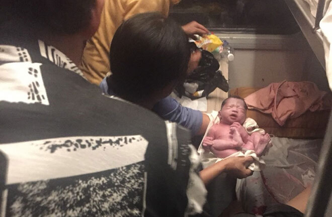 Khách trở dạ khi tàu đang leo đèo, nhân viên đường sắt đỡ đẻ thành công