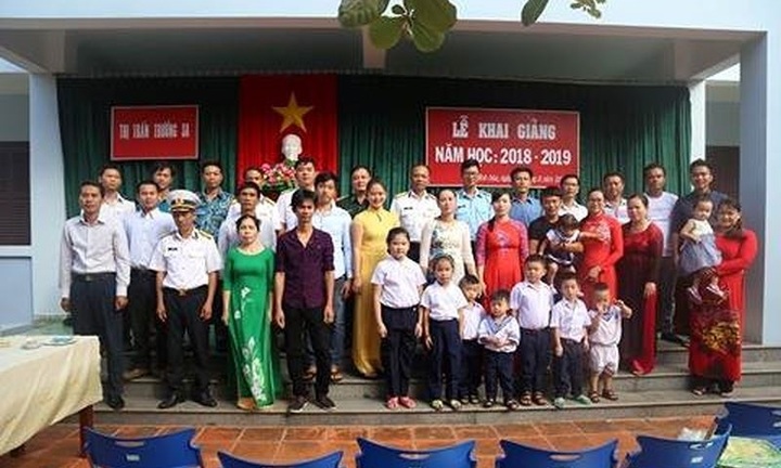 Thầy trò học sinh hải đảo Trường Sa trang trọng đón năm học mới