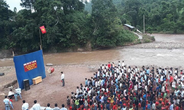 Xót xa hình ảnh học sinh Lai Châu đi chân đất, dự lễ khai giảng cạnh bờ suối