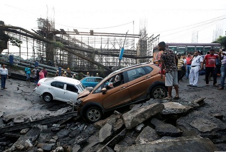 Hiện trường vụ sập cầu tại Ấn Độ khiến ít nhất 20 người thương vong