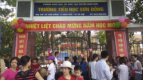 Hà Nội: Trường bị tố “lạm thu” gần 7,5 triệu đồng, phụ huynh đứng kín cổng dõi theo con ngày khai giảng