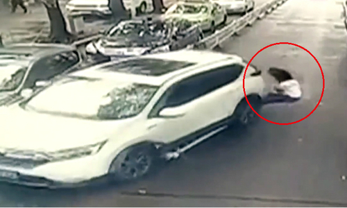 Video: Nữ tài xế lúi xe như tên bắn, hất bay đôi nam nữ