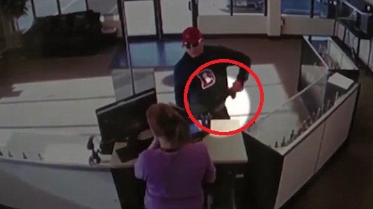 Video: Cướp hậu đậu đánh rơi súng, nữ nhân viên nhanh tay lật ngược tình thế