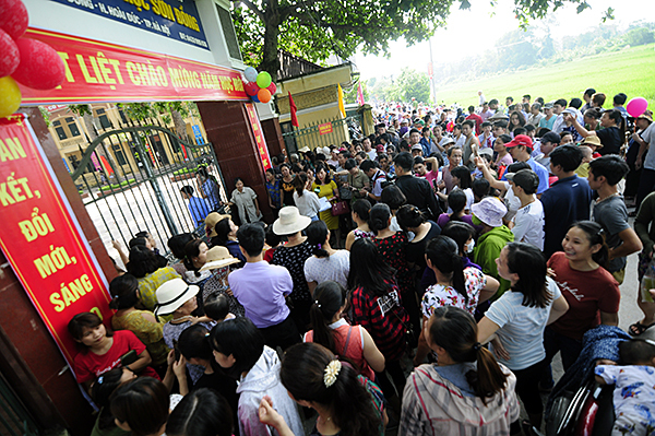 Trường Sơn Đồng bị tố “lạm thu”: Phụ huynh bảo đã đóng, lãnh đạo huyện nói chưa thu