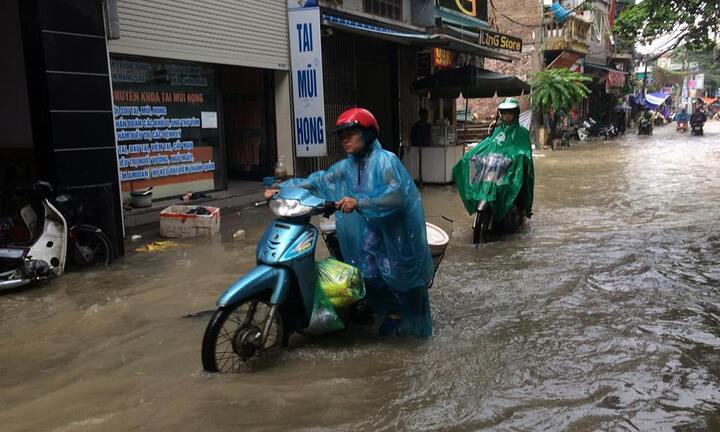 Nhiều tuyến phố Hà Nội chìm trong biển nước sau trận mưa đón không khí lạnh