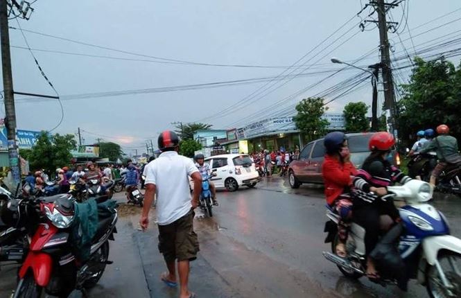 Bình Dương: 2 thanh niên bị nước mưa cuốn xuống cống, 1 người tử vong