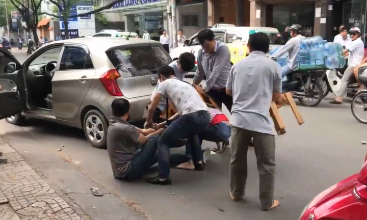 Hình sự đặc nhiệm truy đuổi, đạp ngã tên trộm xe máy