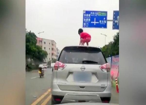 Video: Thót tim bé gái trèo qua cửa sổ trời, đứng nhảy trên nóc ô tô đang chạy