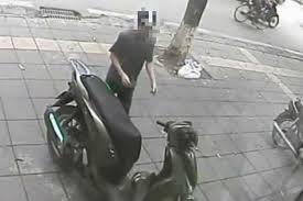 Người phụ nữ bị chích roi điện, cướp xe SH giữa trung tâm Sài Gòn