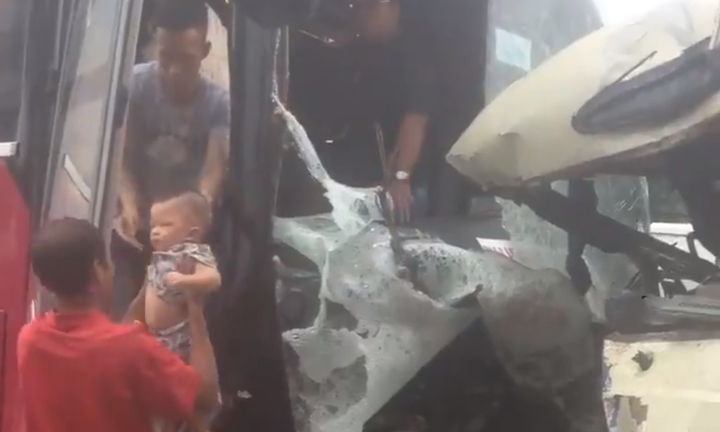 Tin tai nạn giao thông mới nhất ngày 14/9/2018: 2 xe khách đâm trực diện, phải phá cửa bế từng người ra ngoài