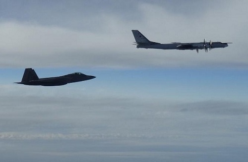 Máy bay ném bom Nga bị “chim săn mồi” Mỹ chặn đuổi gần khu vực Alaska