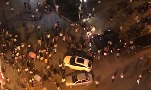 Tài xế lao xe vào đám đông tại quảng trường, hơn 50 người thương vong