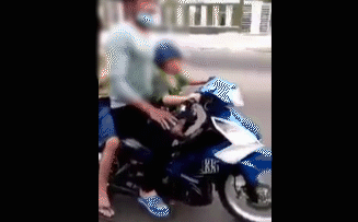 Video: Rùng mình bé trai 3 tuổi phóng xe máy kẹp 3 lao vun vút trên đường
